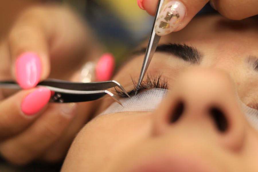 Lash Extensions – Wimpernverlängerung wird appliziert
